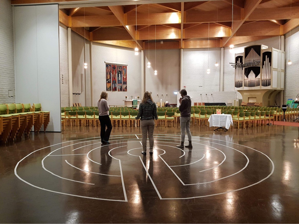 Labyrintvandring i Helgerud kirke